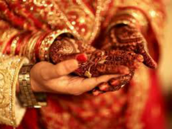 రోడ్డు పక్కన కారు పార్క్ చేసి !