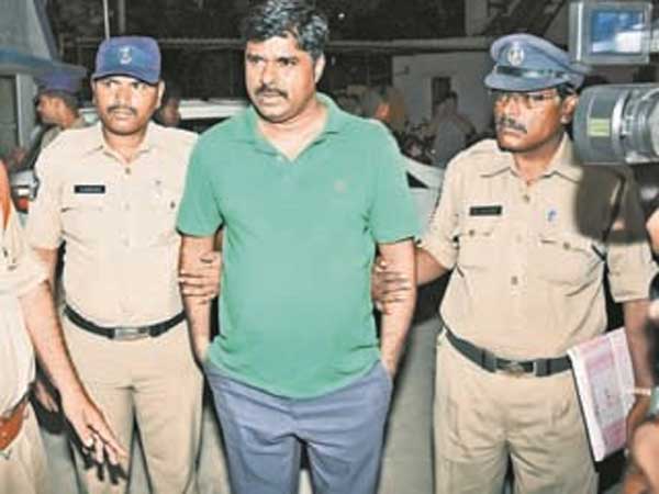 సోషల్ మీడియాను అడ్డు పెట్టుకొని వేధిస్తాడు