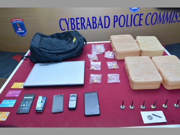 కారులోని నగల సంచిన అపహరించిన మహిళ..