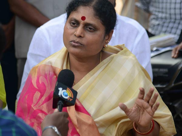 మధ్యేమార్గంగా విజయమ్మ వద్దకు...