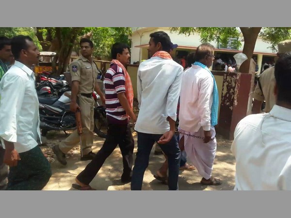 మిర్చికి గిట్టుబాటు ధర కోసం రైతులు ఇలా మిర్చికి గిట్టుబాటు ధర కోసం రైతులు ఇలా