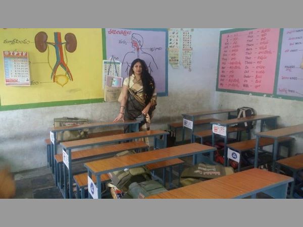 వాట్సాప్‌ గ్రూప్‌లో ఓ ఉపాధ్యాయురాలు అభ్యర్ధినతో మొదలు