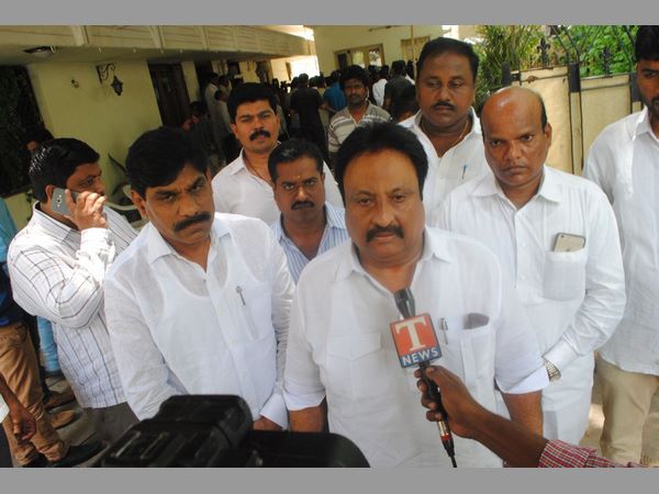 కాంగ్రెస్ నిర్ణయానికి వ్యతిరేకంగా..