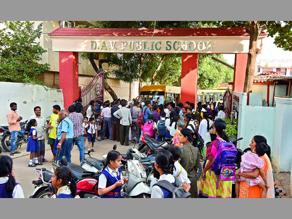 పదివేల ఉపాధ్యాయ పోస్టులు ఖాళీ