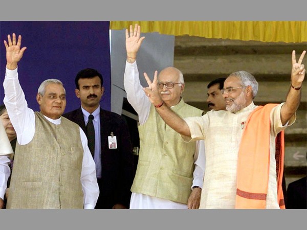 మోదీ 2002లో ఇలా శాంతిమంత్రం