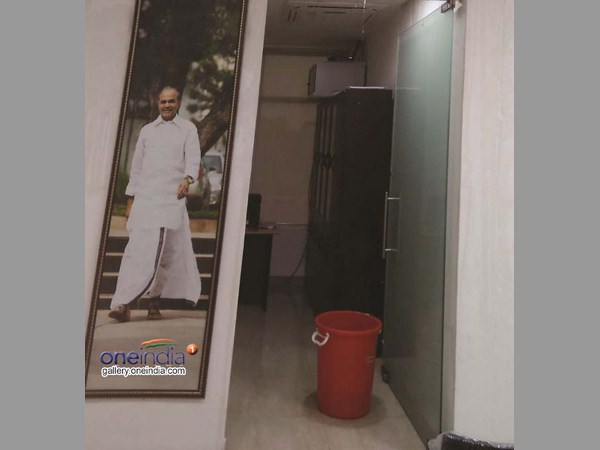 సోషల్ మీడియాలోను.. సోషల్ మీడియాలోను..