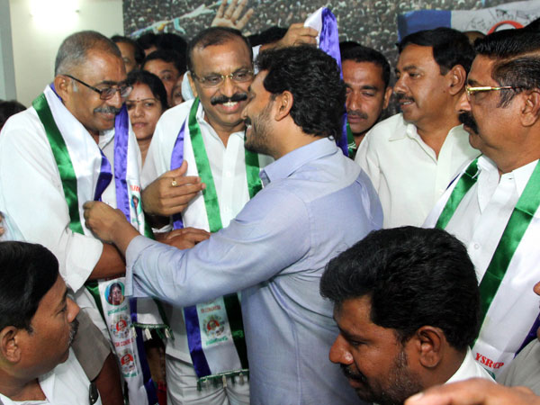 ఓడిస్తామని ఎస్పీవై రెడ్డి బెదిరించాడు