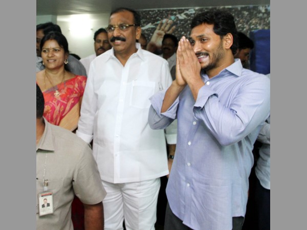 జగన్ కోసం వేచి చూశారు.. జగన్ కోసం వేచి చూశారు..