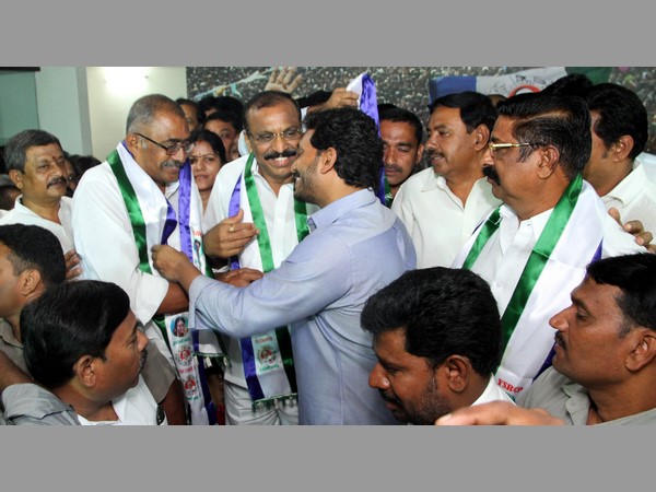 జగన్తో కలిసి భోజనం జగన్తో కలిసి భోజనం