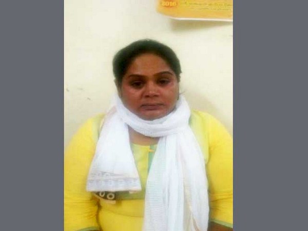 లేడీస్ హాస్టల్ లో మకాం !