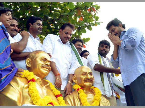 జగన్ వస్తున్నాడంటే ఓ బటన్..