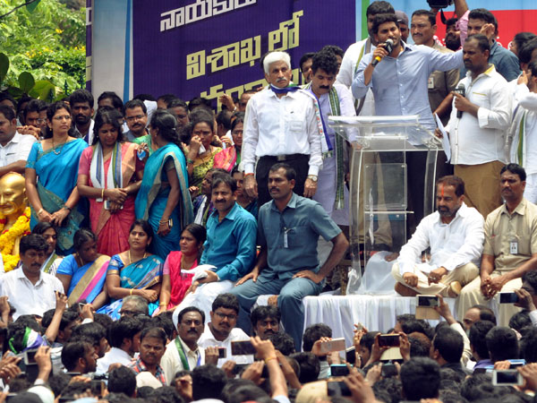 ఆర్థిక ఉగ్రవాది.. ఆ స్కాంలోనూ జగన్ పాత్ర అంటూ.. ఆర్థిక ఉగ్రవాది.. ఆ స్కాంలోనూ జగన్ పాత్ర అంటూ..