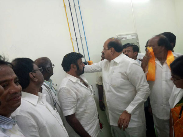 ఫొటోలకు అడ్డువస్తున్నాడని....