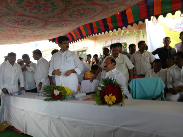  బుల్లెట్ నడుపుతూ...