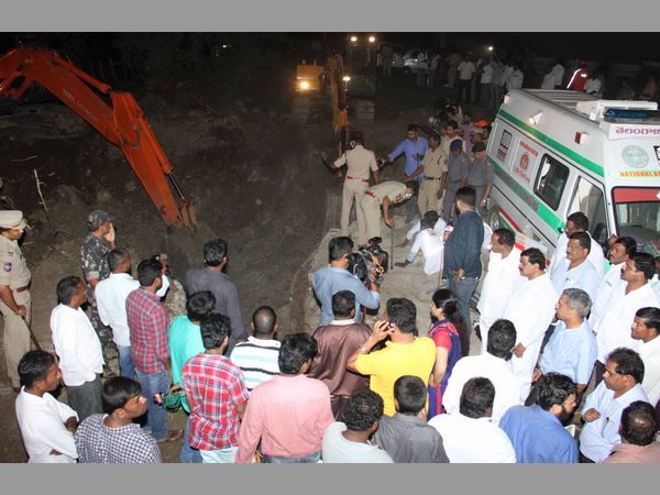 భారీగా తరలొచ్చిన జనం.. యజమానిపై కేసు: భారీగా తరలొచ్చిన జనం.. యజమానిపై కేసు: