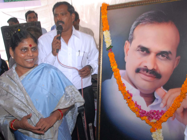 వైఎస్ విజయమ్మ ప్రయత్నాలు విఫలం