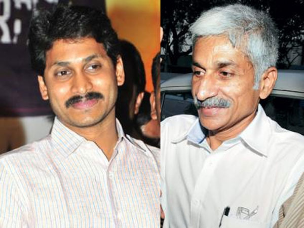 జగన్ పక్కన కూర్చునే అర్హత ఎవరికీ లేదా?