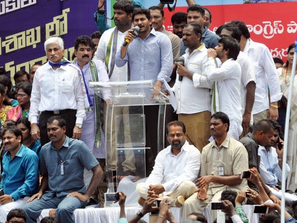 మధ్యలో ఖాళీ ఉంచి..