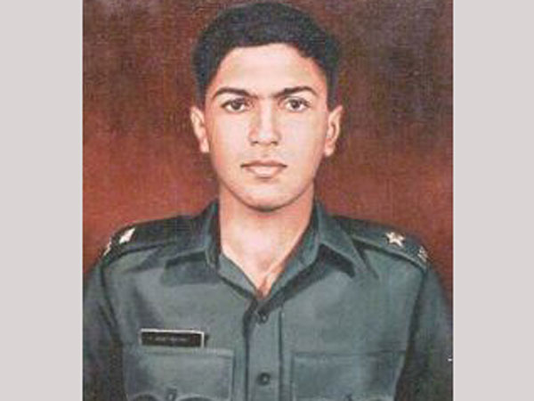 నికోలన్స్ వారికి హీరోగా నిలిచాడు