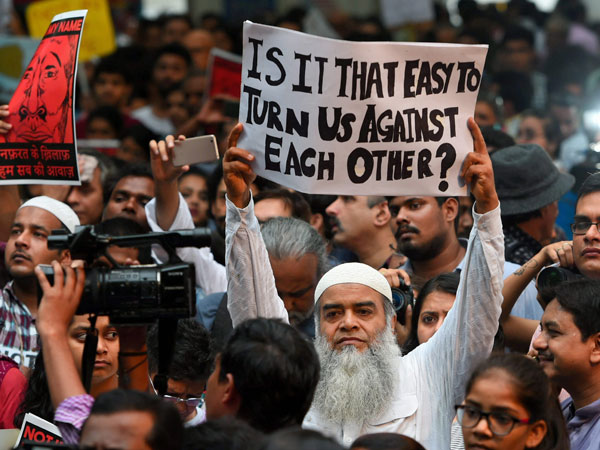 కవితలు, గేయాలతో నిరసనలు