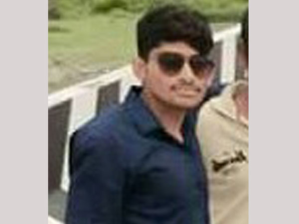 అందాలను చూస్తూ.. అందాలను చూస్తూ..