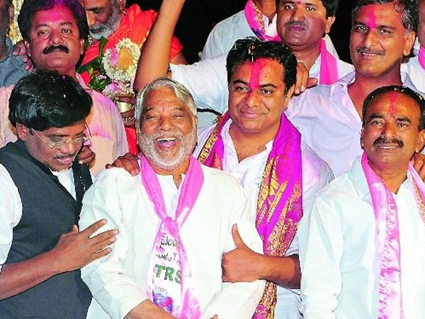 మంత్రులు కేటీఆర్, ఈటెలపైనే కార్మికుల భారం