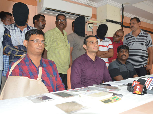 స్కూళ్లు, కాలేజీలకు నోటీసులు....