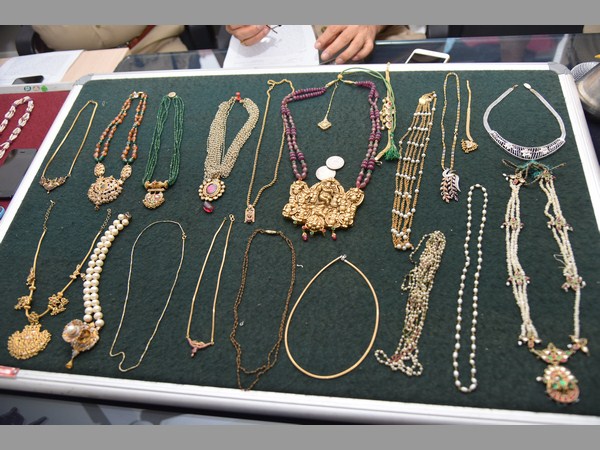 గంటల్లోనే ఛేదించారు...