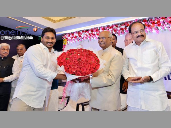 అడ్డుకున్న భద్రతా సిబ్బంది... గమనించిన వెంకయ్య అడ్డుకున్న భద్రతా సిబ్బంది... గమనించిన వెంకయ్య