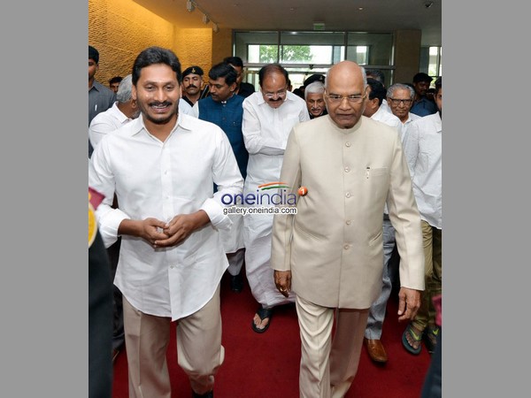 వెంకయ్యతో ఫోటో దిగడం మింగుడు పడలేదని.. వెంకయ్యతో ఫోటో దిగడం మింగుడు పడలేదని..