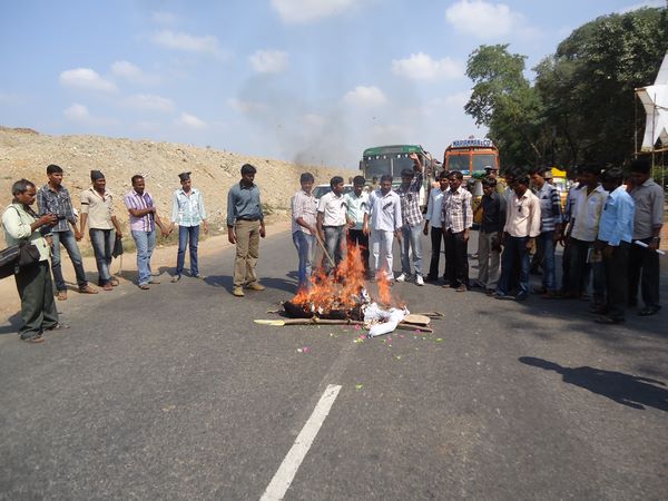 వాడపల్లి వద్ద కృష్ణా నది వంతెనపై ధర్నా