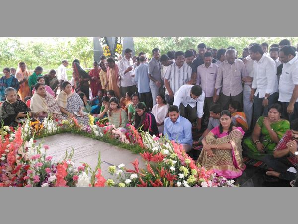 వైయస్‌కు నివాళి