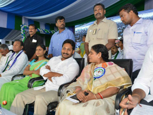 ఇంగ్లాండ్‌లోని పోటీ కంటే పెద్దగా...