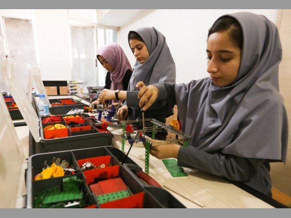 అమెరికాలో రోబోటిక్స్ కాంపిటీషన్ ఇలా