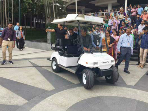 డ్రెవర్ లెస్ వాహనంలో చక్కర్లు