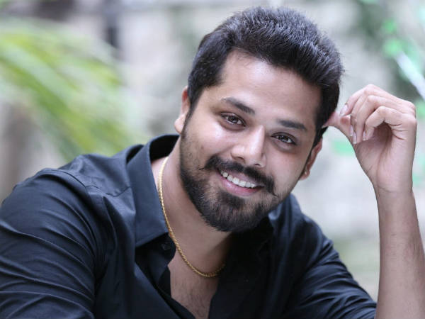 ఎక్సైజ్ కార్యాలయానికి స్వయంగా... ఎక్సైజ్ కార్యాలయానికి స్వయంగా...
