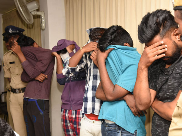 చాటింగ్ చేస్తూ వల.. చాటింగ్ చేస్తూ వల..