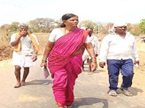 కిలోమీటర్ల కొద్దీ కాలి నడక ప్రయాణం