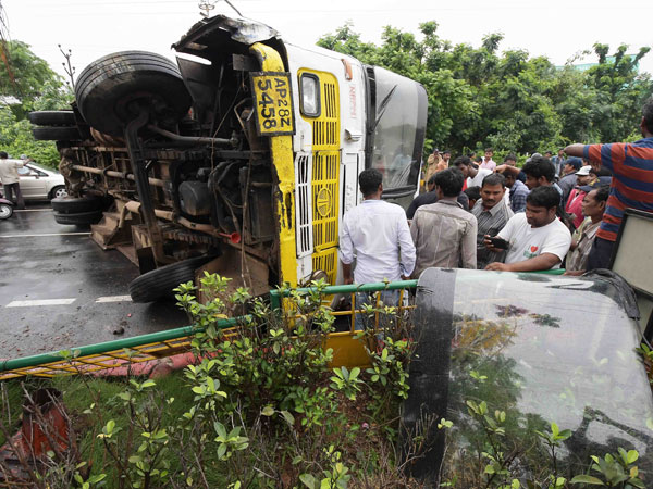 బస్సు అదుపులోకి రాక...