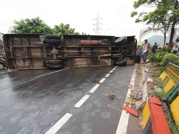 ఇద్దరికి గాయాలు..