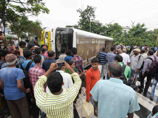బస్సు అద్దాలు ధ్వంసం