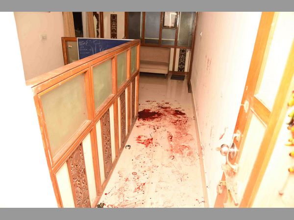 విక్రమ్ ఎక్కడంటూ బెదిరించి: