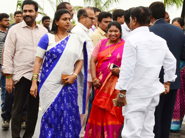 జగన్ రోడ్డు షో నిర్వహించాలని..