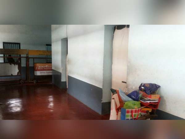 హాల్ లో టేబుల్, టీవీ, కుర్చీలు