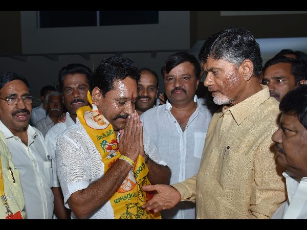 ఫిరాయించింది వీరే..
