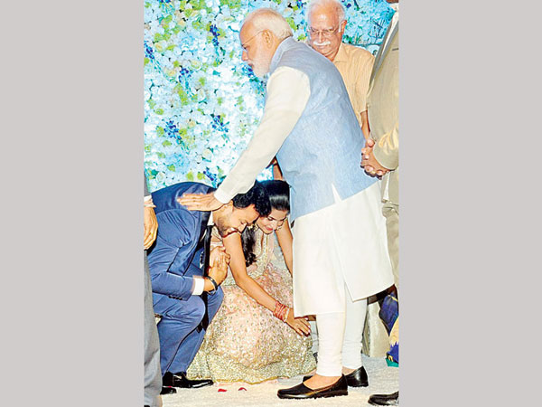 మోడీ ఆశీర్వాదం