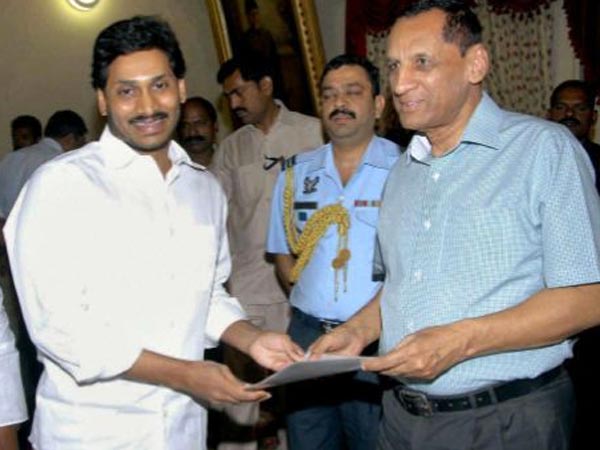 హుటాహుటిన గవర్నర్‌ వద్దకు...