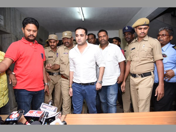 కెల్విన్‌తో సంబంధాలపై 