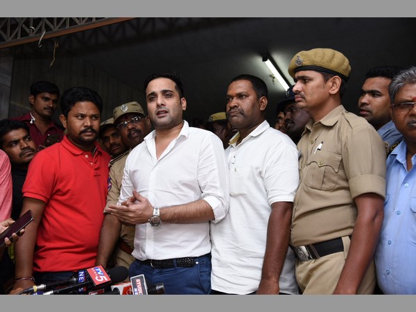 అన్ని చోట్లా ఉంది.. మీడియాతో తరుణ్