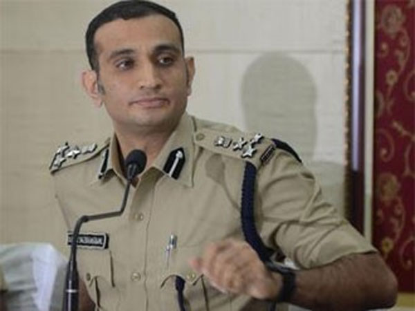 అకున్, చంద్రవదన్‌లకు నోటీసులు